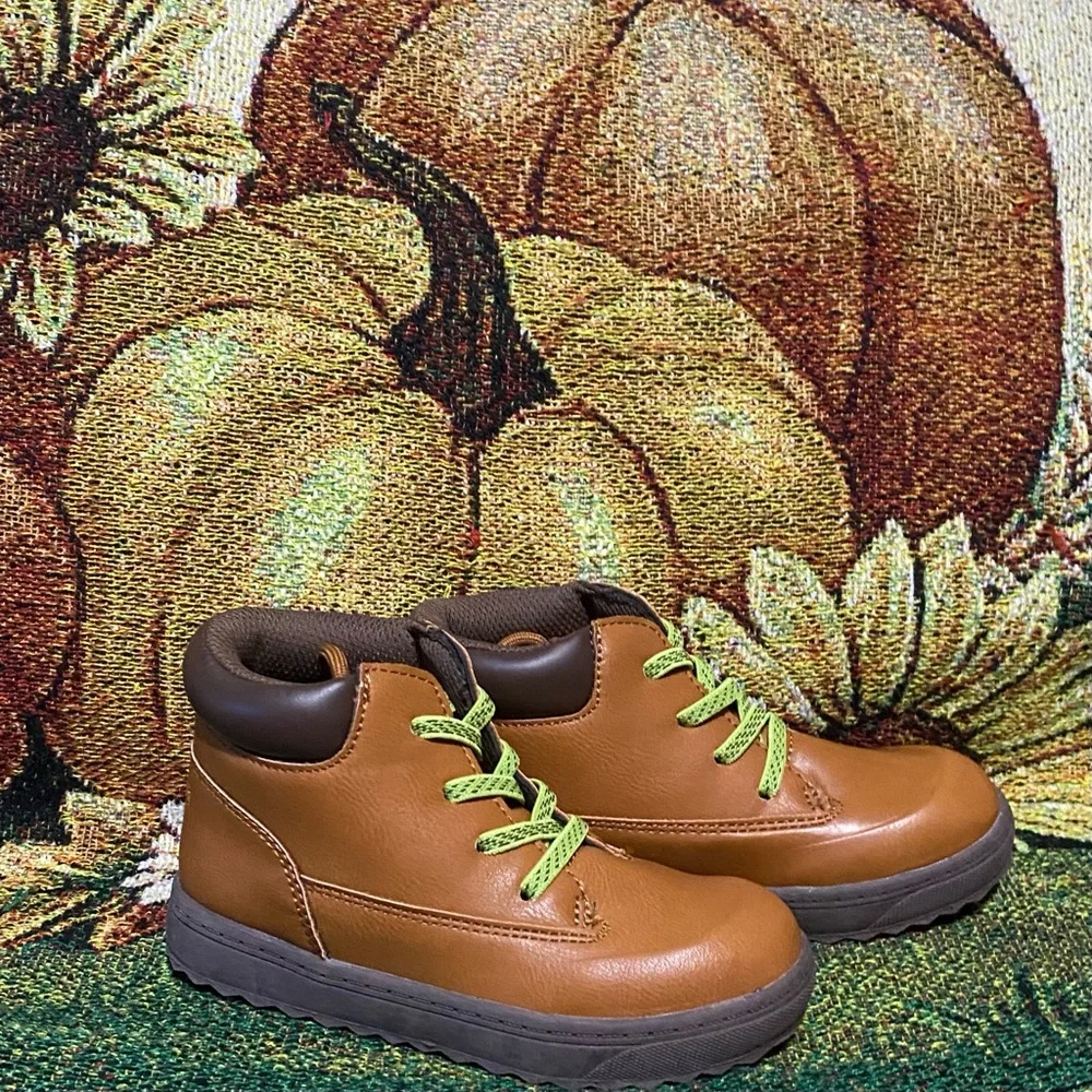 Oshkosh faux leather boots with green stretch laces